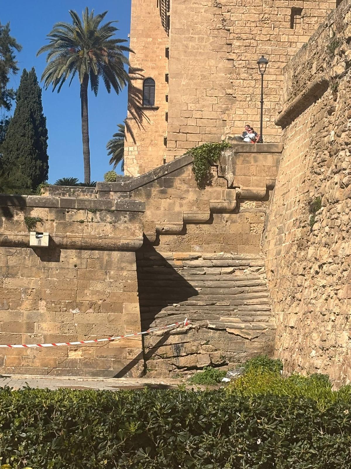Große Risse und abgerutschte Seitenteile: So kaputt ist die Treppe vor Palmas Kathedrale