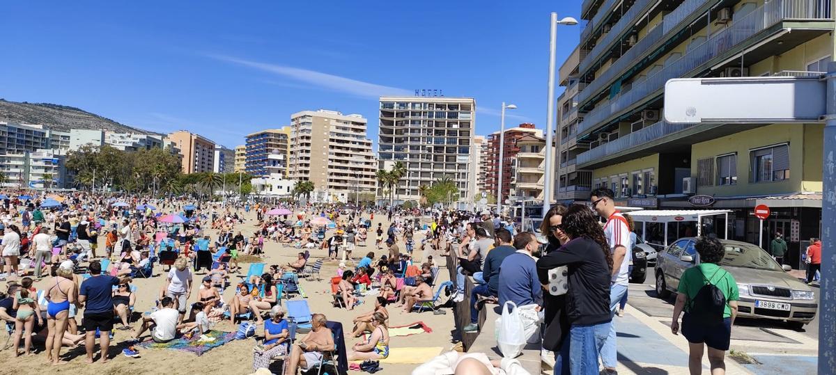 La playa de la Concha, en Orpesa, llena hasta la bandera.