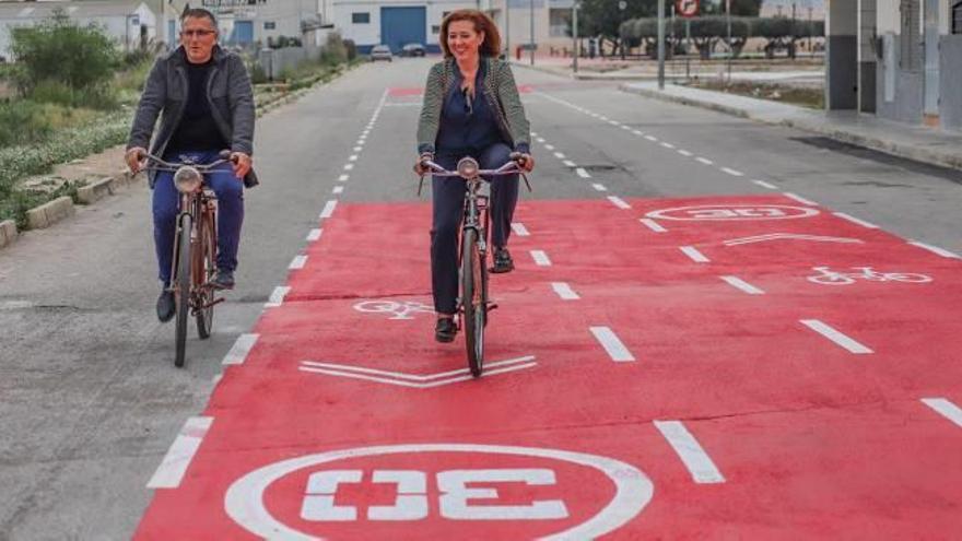 El edil de Deportes Alfonso García y la alcaldesa María Gómez, en el nuevo carril bici.