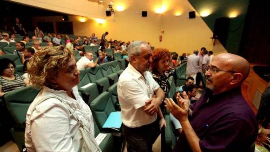 El presidente Juan Estupiñá en el centro del salón.