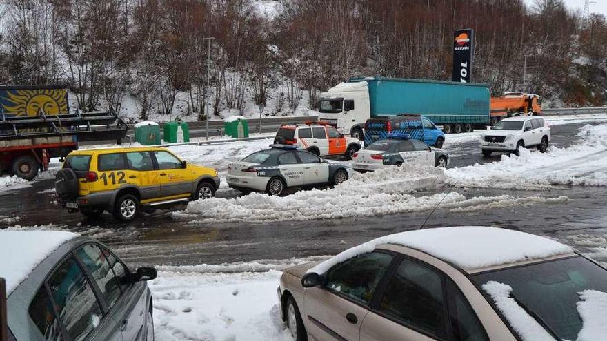 Nieve acumulada ayer en Padornelo. A la izquierda, los vehículos de las instituciones que asistieron a la reunión sobre emergencias. A la derecha, la iglesia nevada. Abajo, Lubián y la nieve al fondo.