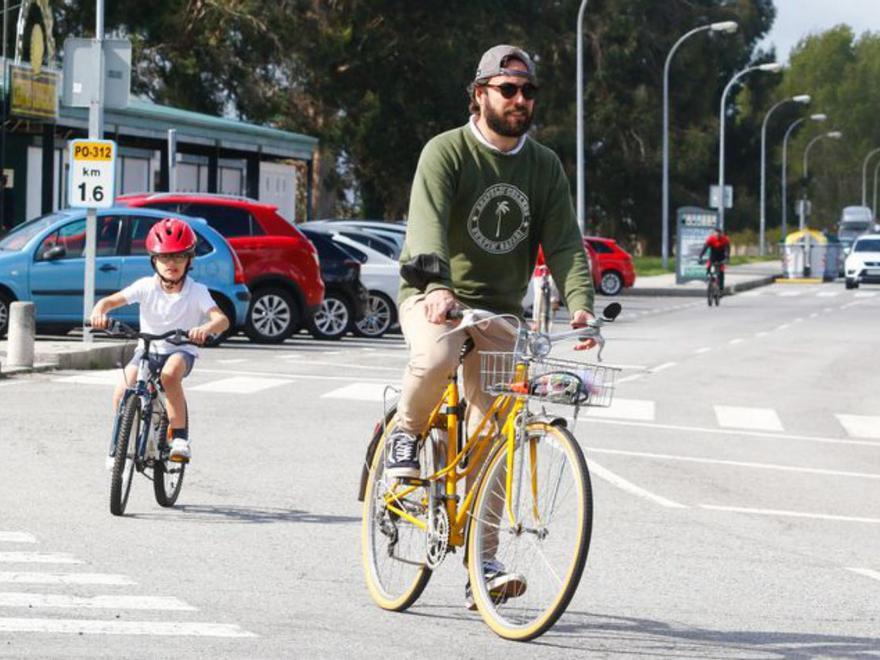 Disfrutando de la bicicleta en A Toxa, ayer.