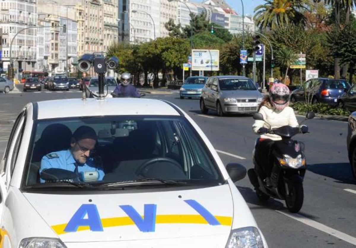 Unidad policial de tráfico conocida como el 'Multamóvil', estacionada en la plaza de Ourense. / víctor echave