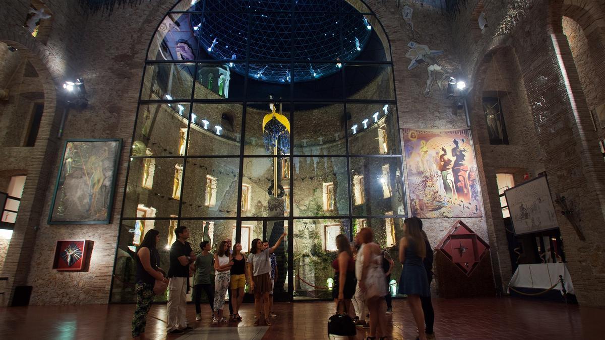 Una imatge del Museu Dalí de nit