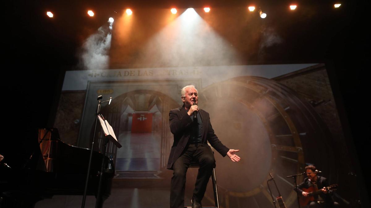 VICTOR MANUEL, DURANTE EL CONCIERTO EN EL CENTRO NIEMEYER EN 2023.