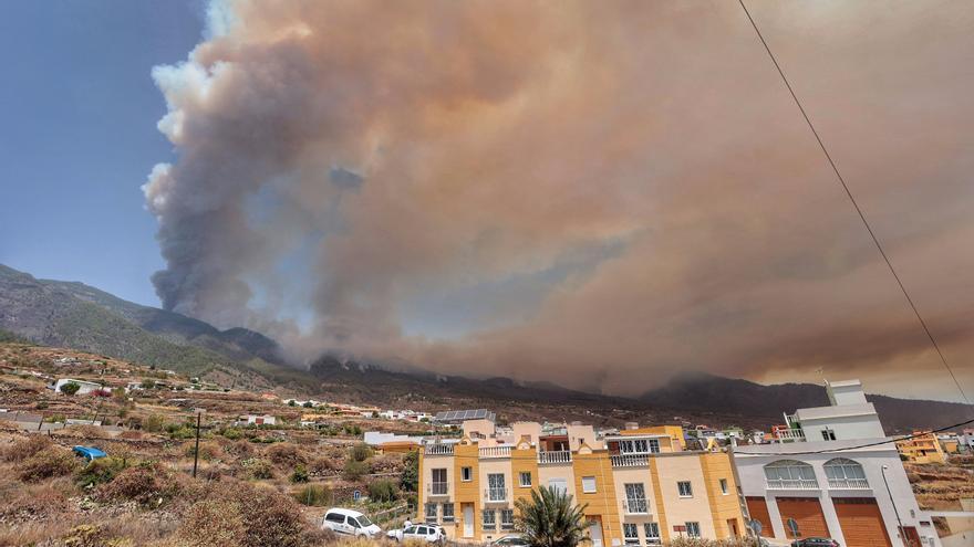 El incendio que afecta a Arafo y Candelaria visto desde el aire