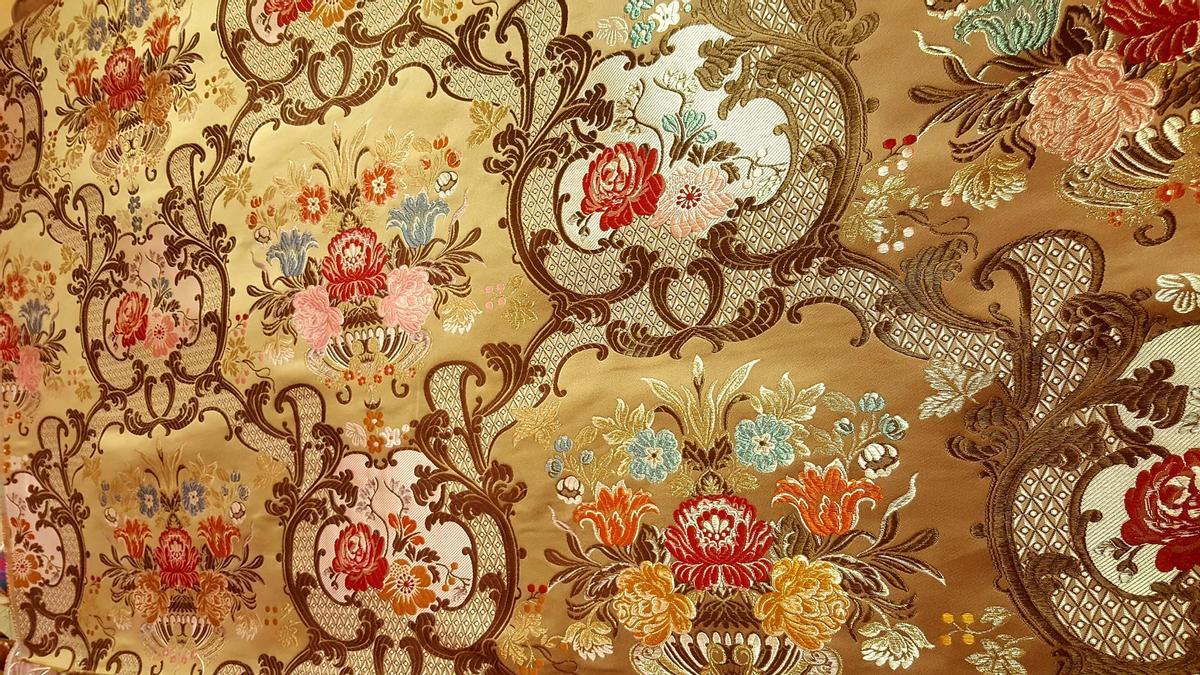 "Falla Plaza del Pilar" se tejió por primera vez en 2006 para un manto de la Virgen de la Iglesia del Pilar y al año que viene se entregó un manto a la Virgen de los Desamparados "Falla Plaza del Pilar" se tejió por primera vez en 2006 para un manto de la Virgen de la Iglesia del Pilar y al año que viene se entregó un manto a la Virgen de los Desamparados