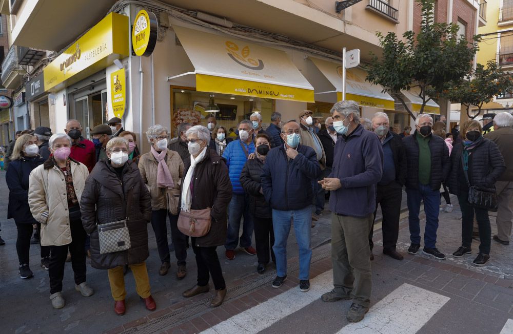 Vecinos de Sagunt protestan por la falta de atención personal en la banca.