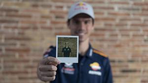 Joan Mir, durante su primera sesión de fotos con los colores del Repsol Honda