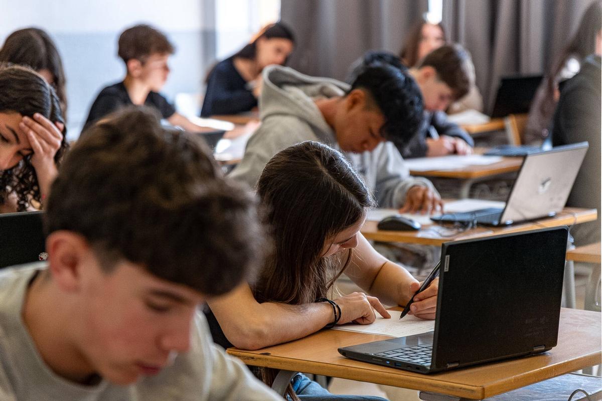 Estudiantes haciendo exámenes de competencias básicas en Catalunya.