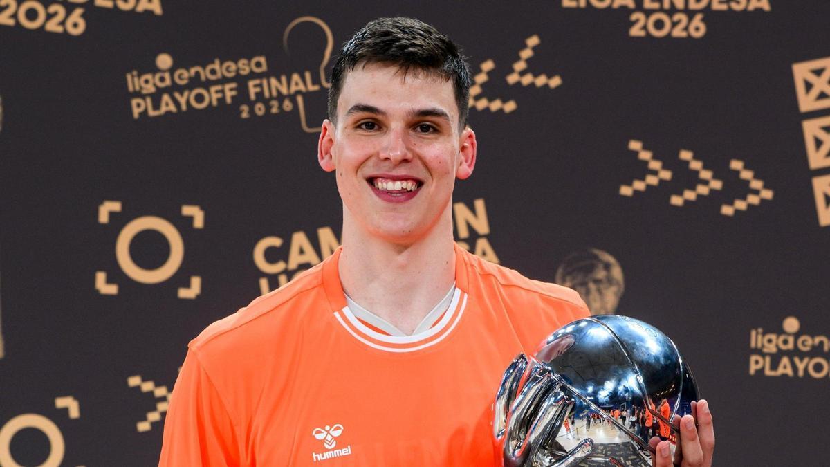 Jaime Pradilla, con el título de la Liga Endesa.