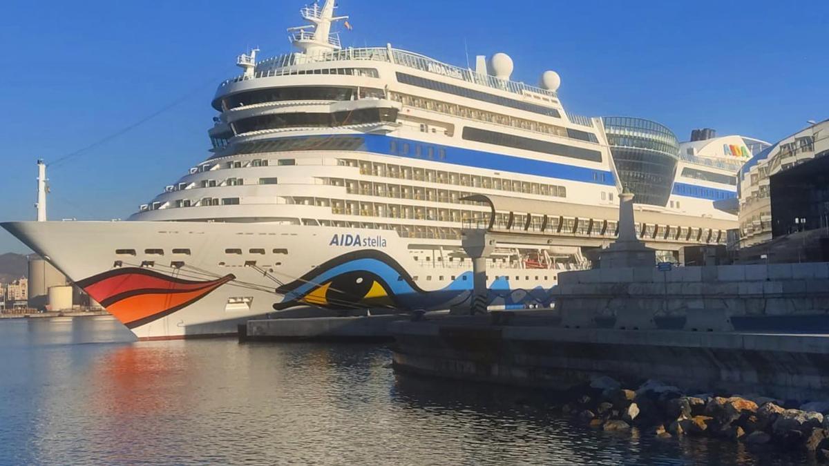 El AIDAstella atracado en el Puerto de Málaga.