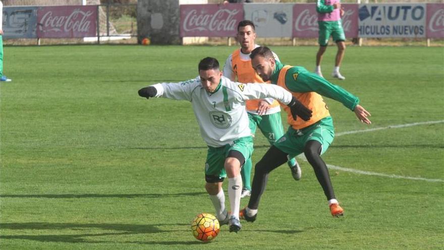 El Córdoba mira recambios para suplir a Pineda por si dice adiós