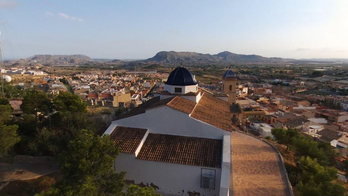 Panorámica de Agost, con el núcleo urbano y la Ermita de Sant Pere en primer plano.