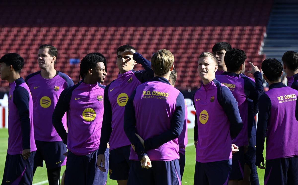 Barcelona. 07.11.2025.  Deportes.  Entrenamiento de los jugadores del Barça en el Spotify Camp Nou en el primer test con asistencia de público en el estadio. Fotografía de Jordi Cotrina
