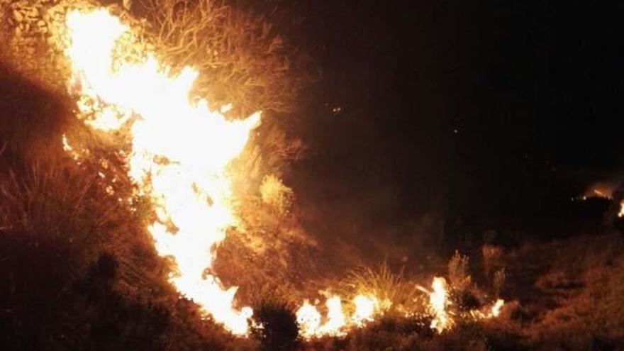 Los bomberos dan por controlado el incendio de La Carrasqueta