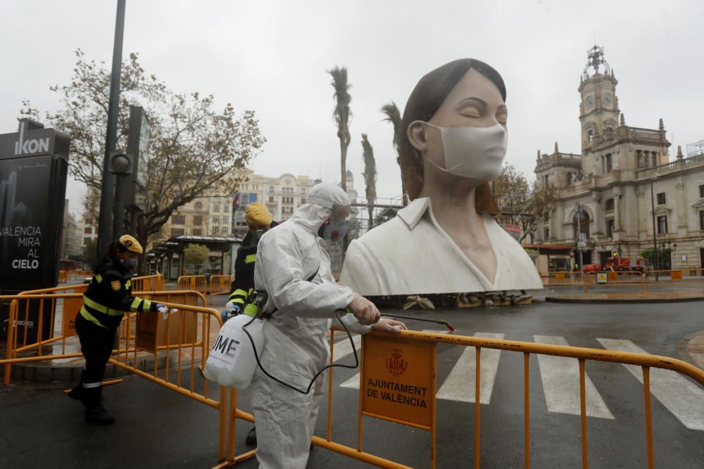 La UME desinfecta la plaza del Ayuntamiento de València por el coronavirus