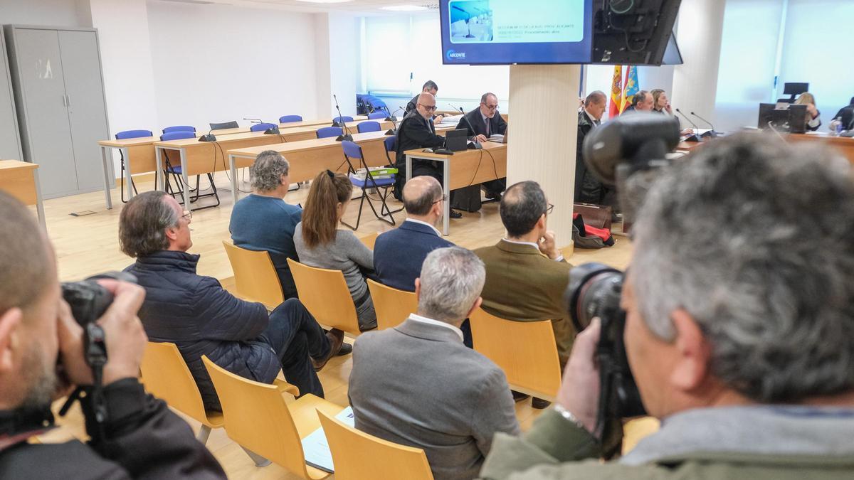 Miguel Zaragoza, a la izquierda con chaqueta azul deportiva, al comienzo del juicio en la sección XI de la Audiencia en Elche