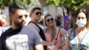  Turistas fotografiándose en las calles de Málaga capital.