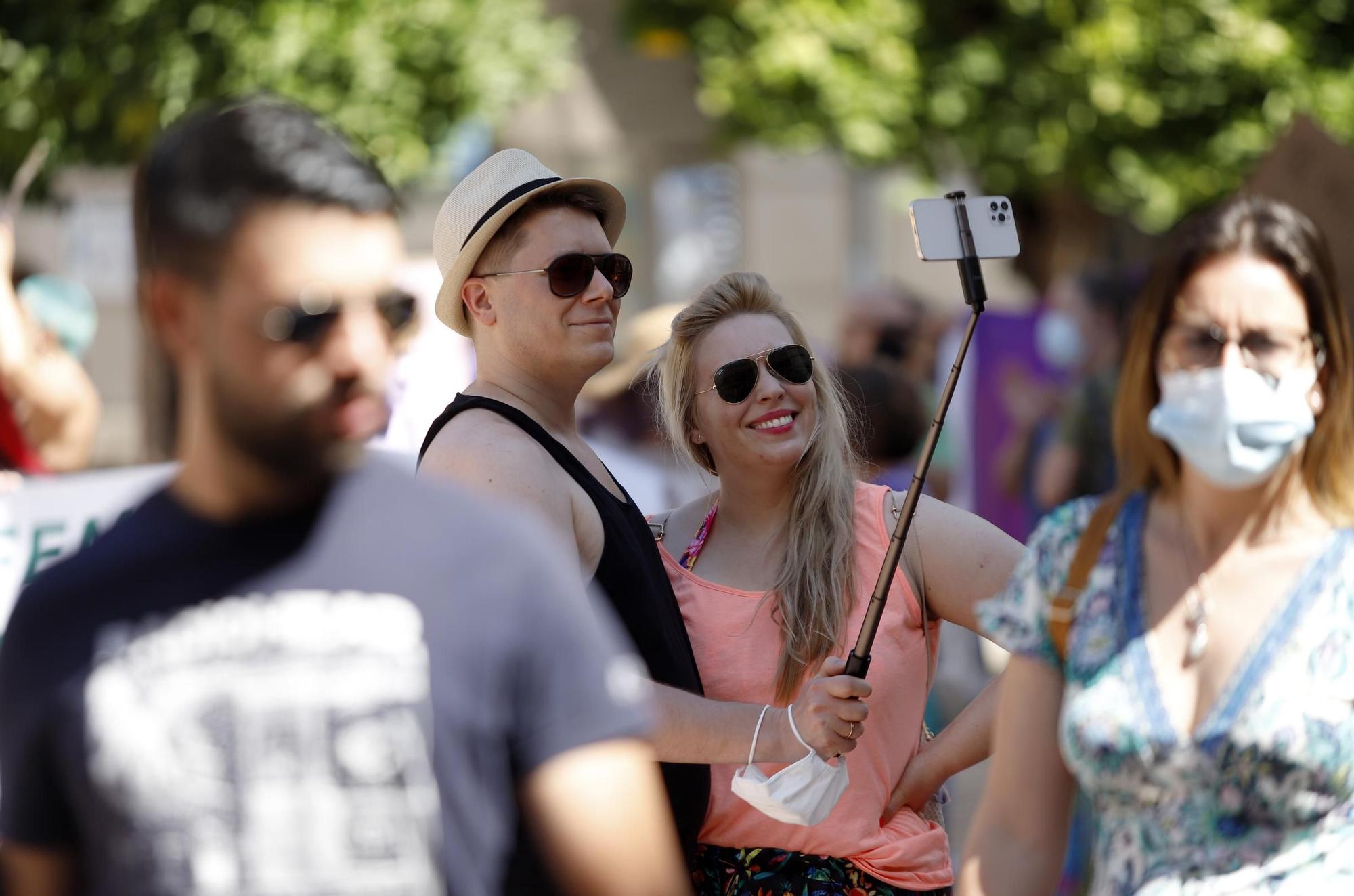 Turistas fotografiándose en las calles de Málaga capital.