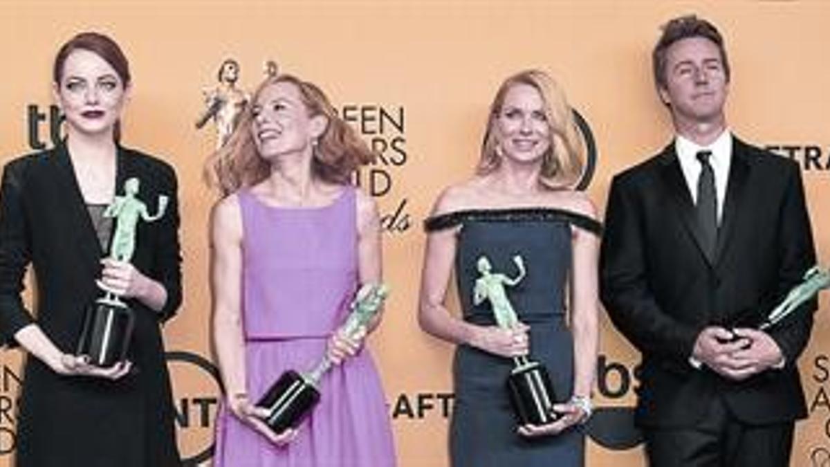 Los actores de 'Birdman', Andrea Riseborough, Emma Stone, Amy Ryan, Naomi Watts, Edward Norton y Michael Keaton, posan con el premio.