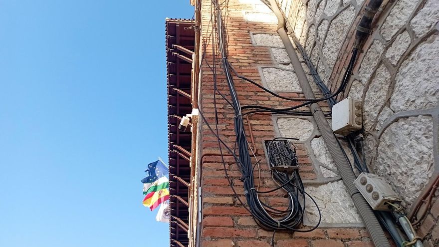 El Rectorado del Parque y algunos cables a su aire