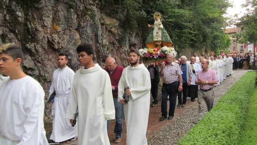 La procesión camino de la santa cueva, ayer por la tarde.