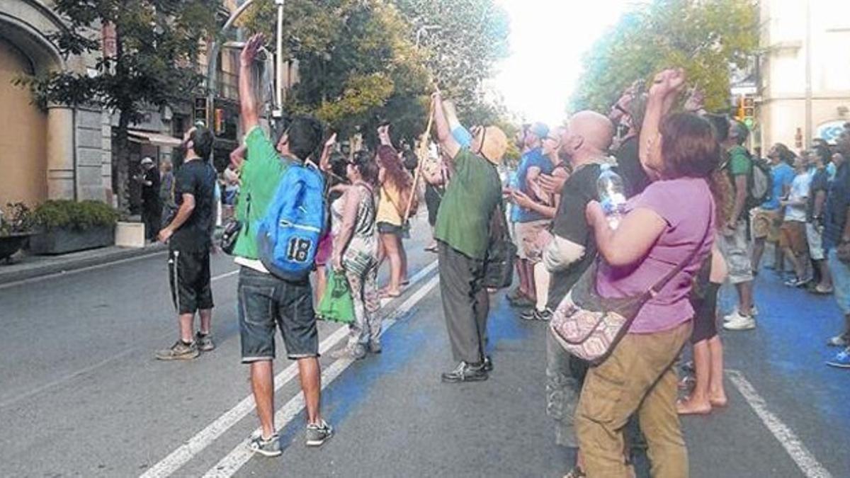 Pere Cuadrado, de verde, en la concentración en Sants frente a la sede del distrito por la que le multaron con 3.000 euros.
