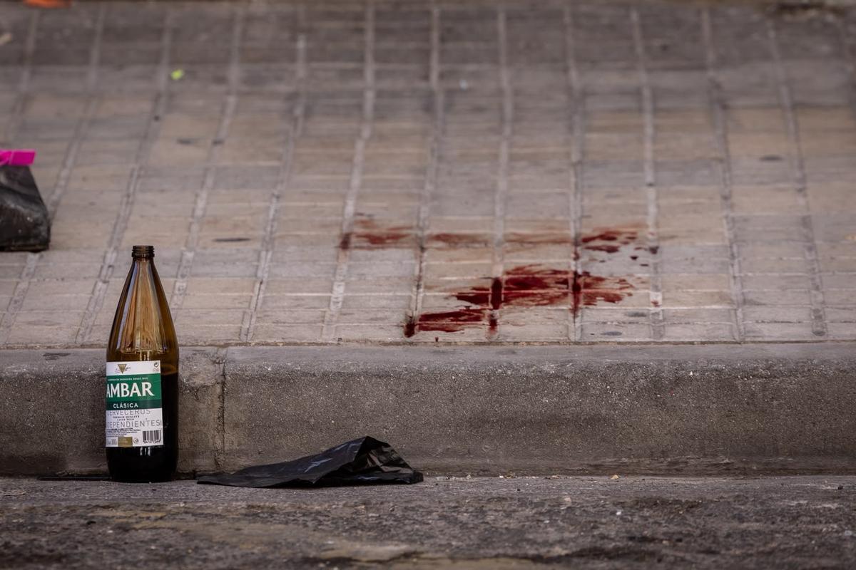 En imágenes | Un okupa acaba en el hospital tras una pelea en la calle Obispo Tajón de Zaragoza En imágenes | Un okupa acaba en el hospital tras una pelea en la calle Obispo Tajón de Zaragoza