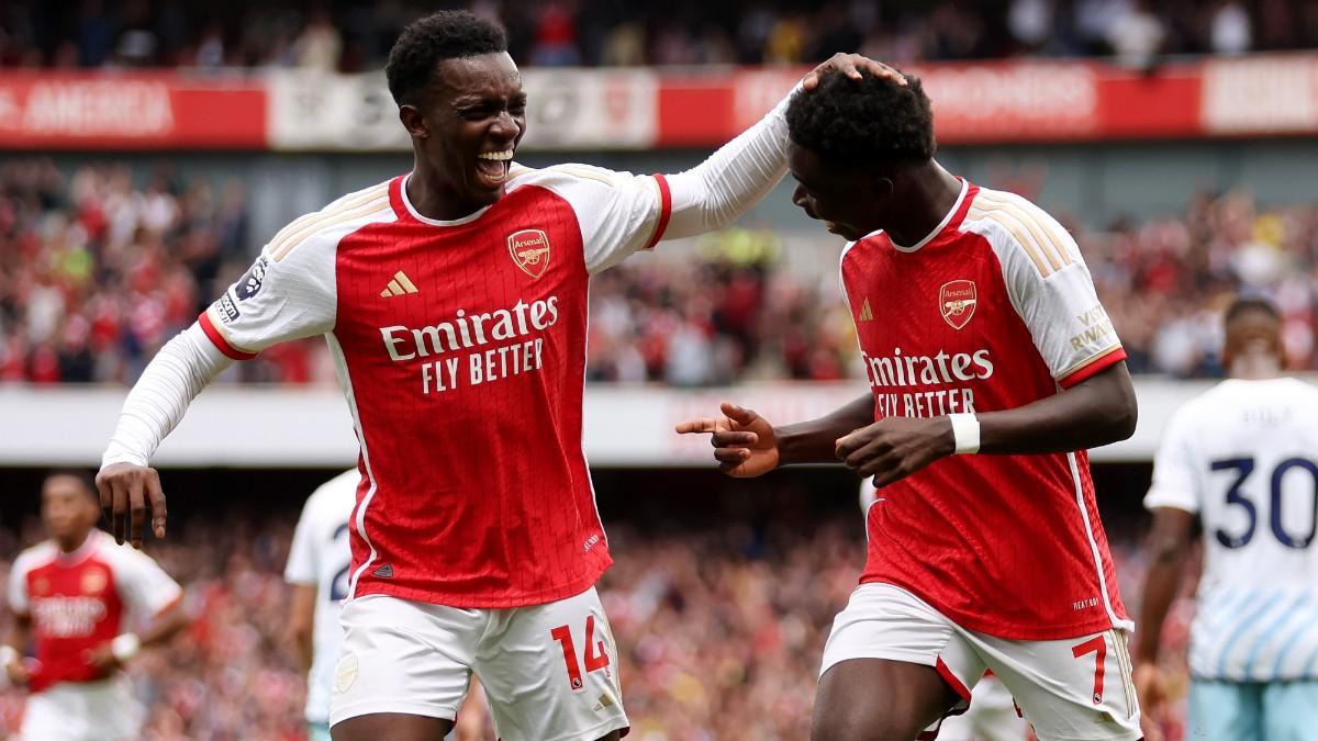 Nketiah celebrando su gol junto a Saka