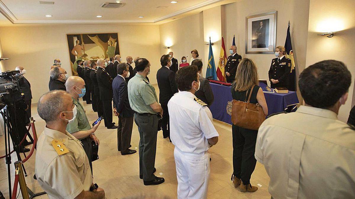 Asistentes a la toma de posesión de la jefa superior de Policía en Asturias.