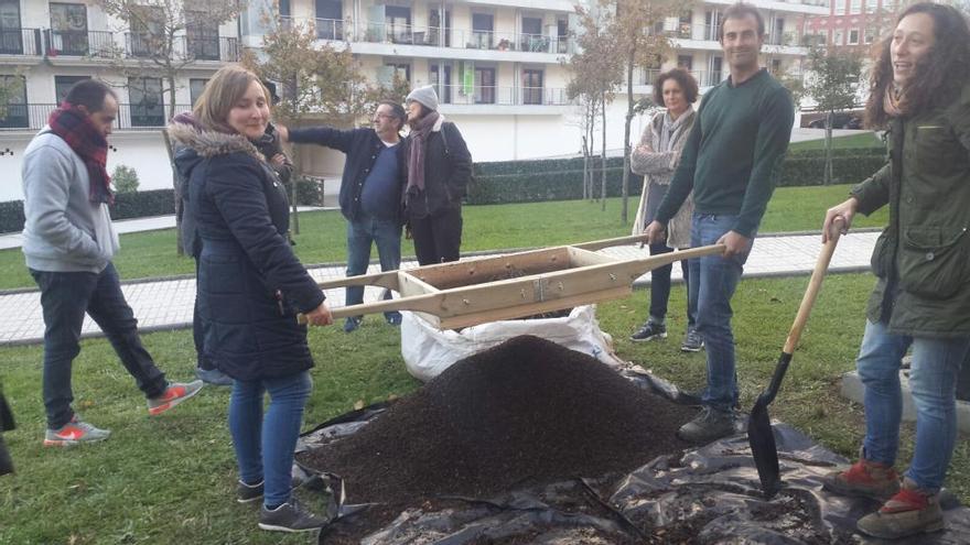 Vecinos de Moaña se reparten los primeros 20 kilos de sustrato del programa de compostaje comunitario