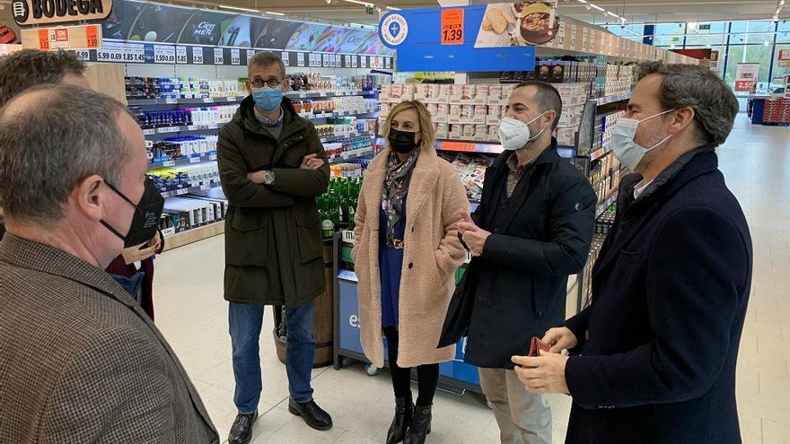 La visita oficial al supermercado de Lugones.