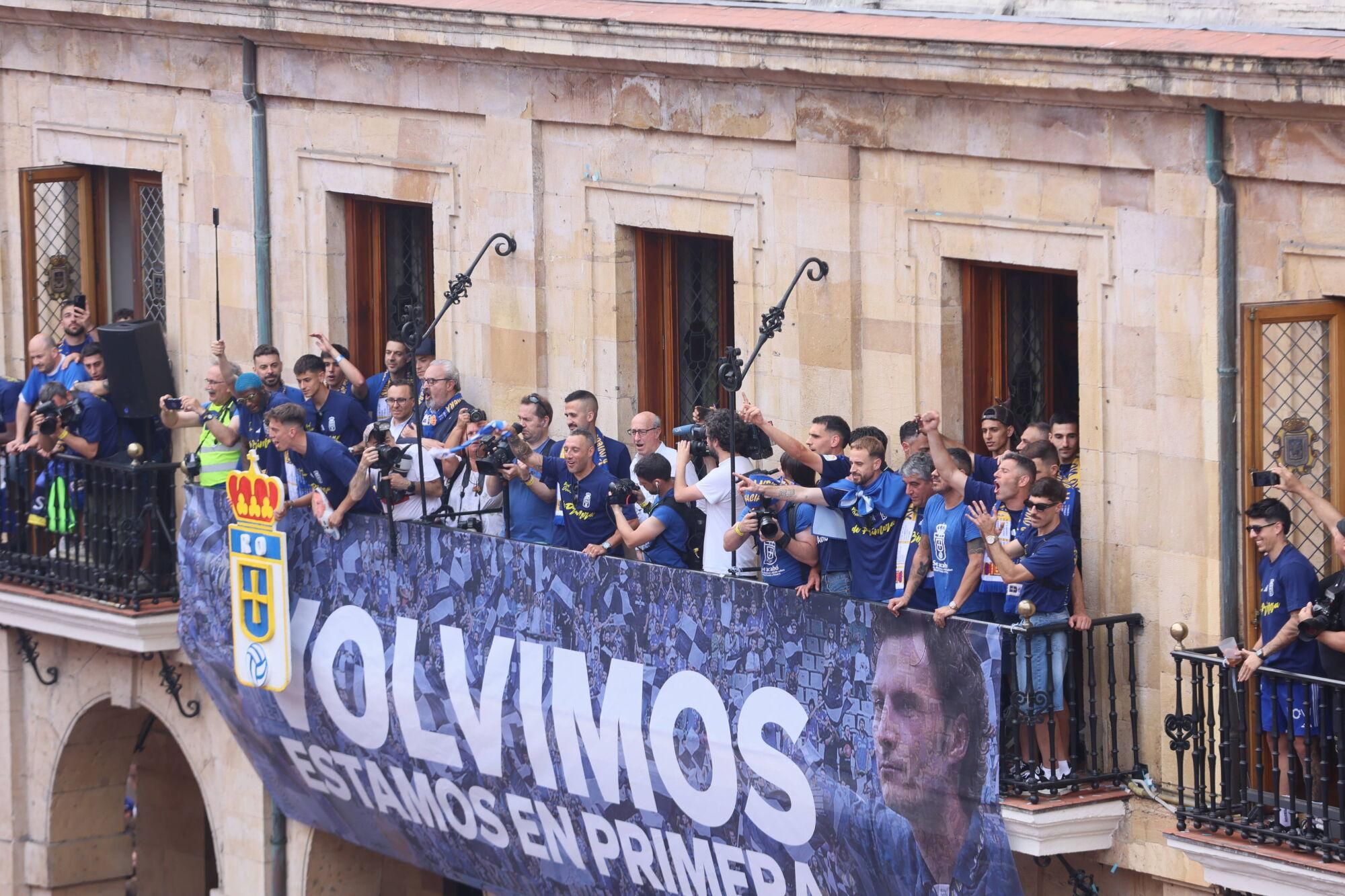 Locura azul en las calles de Oviedo para celebrar el ascenso del equipo a Primera División