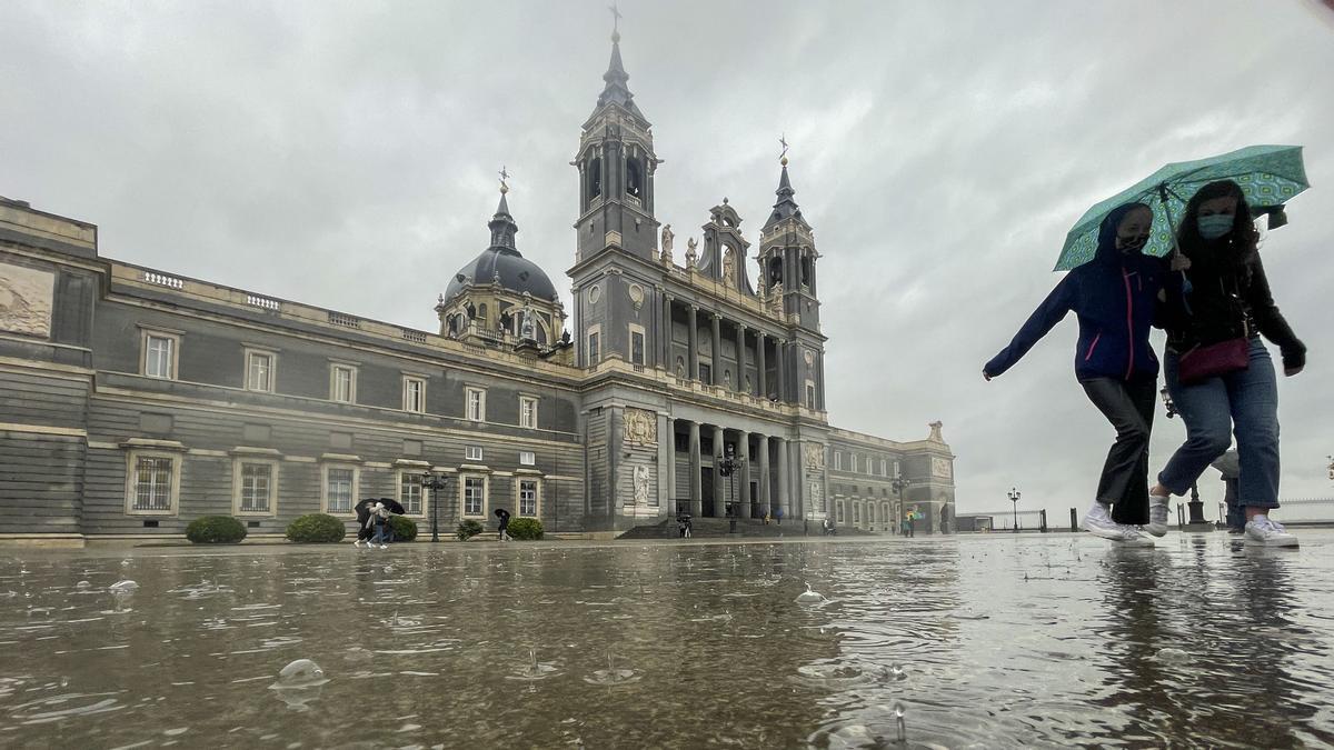 Una dotzena de províncies, en avís per vent aquest dilluns pel pas de l’‘Evelyn’ Una dotzena de províncies, en avís per vent aquest dilluns pel pas de l’‘Evelyn’