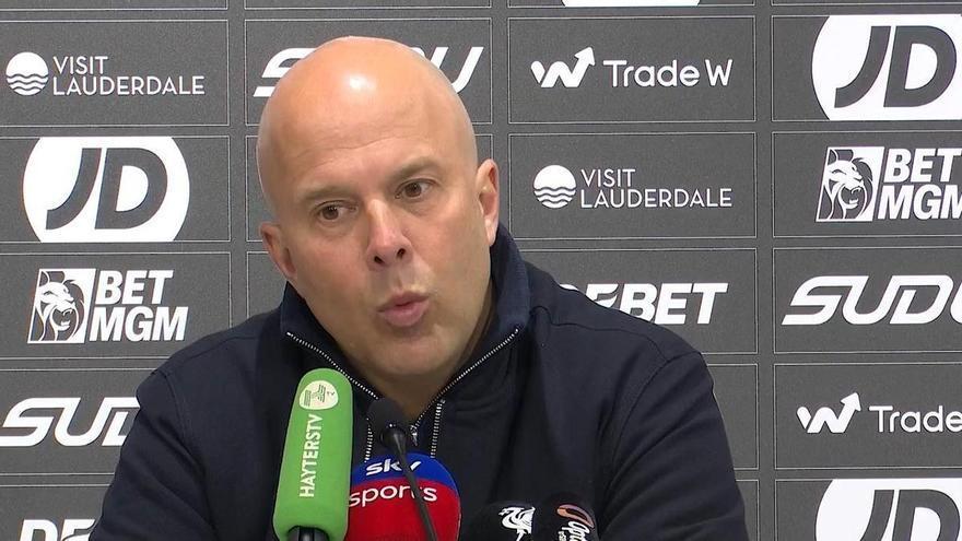 Slot elogia a Robertson: "Siempre lo da todo por el Liverpool"