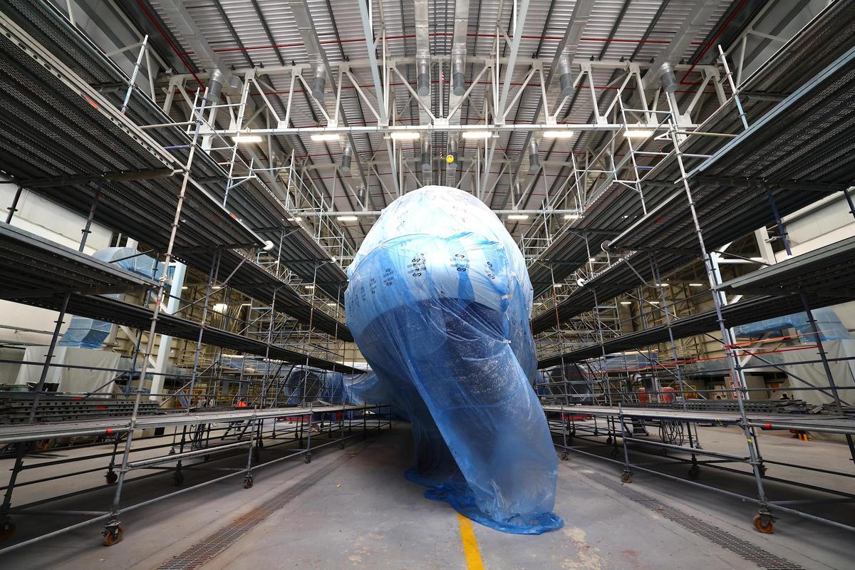 Un avión, listo para ser repintado en las instalaciones de IAC.