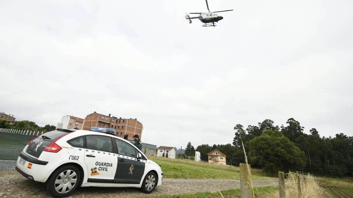 Una de las batidas para encontrar a Carlos Ares, con patrullas de la Guardia Civil y helicóptero.