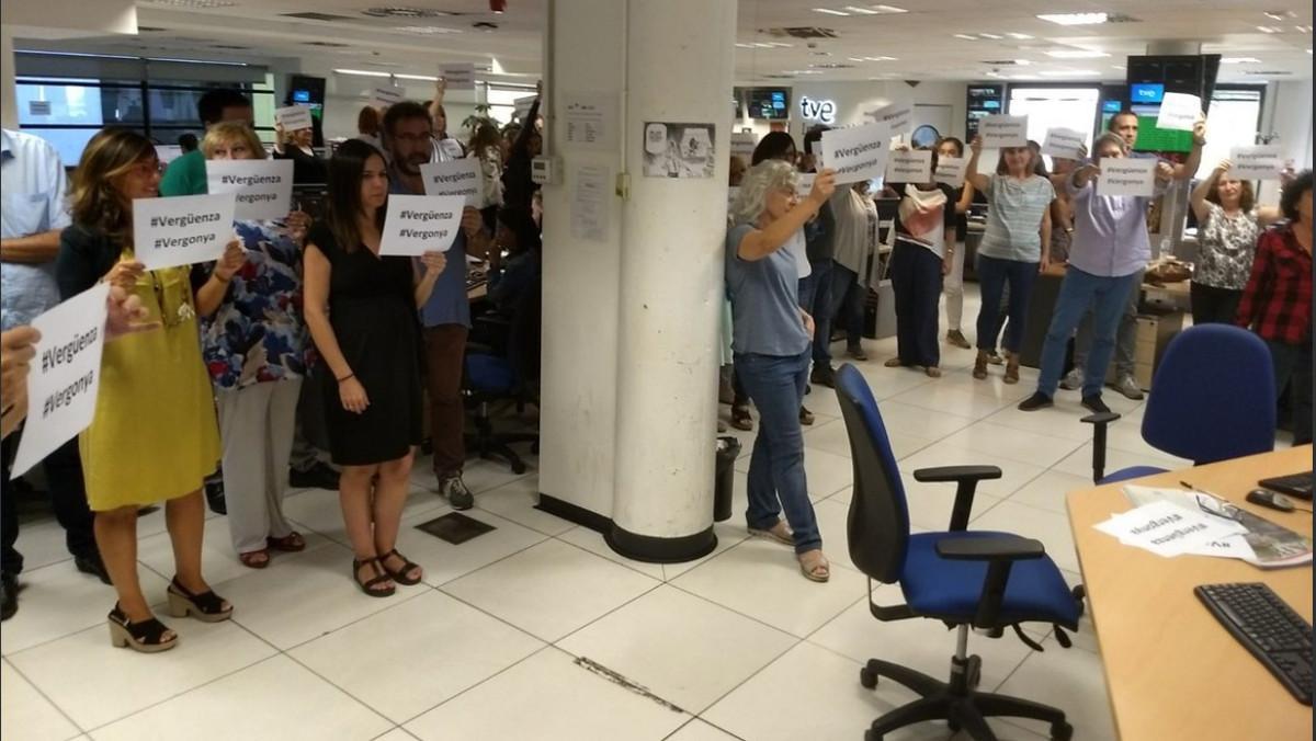 Imagen de la redacción de TVE con periodistas protestando por la cobertura del 1-O con carteles de vergüenza y vergonya.