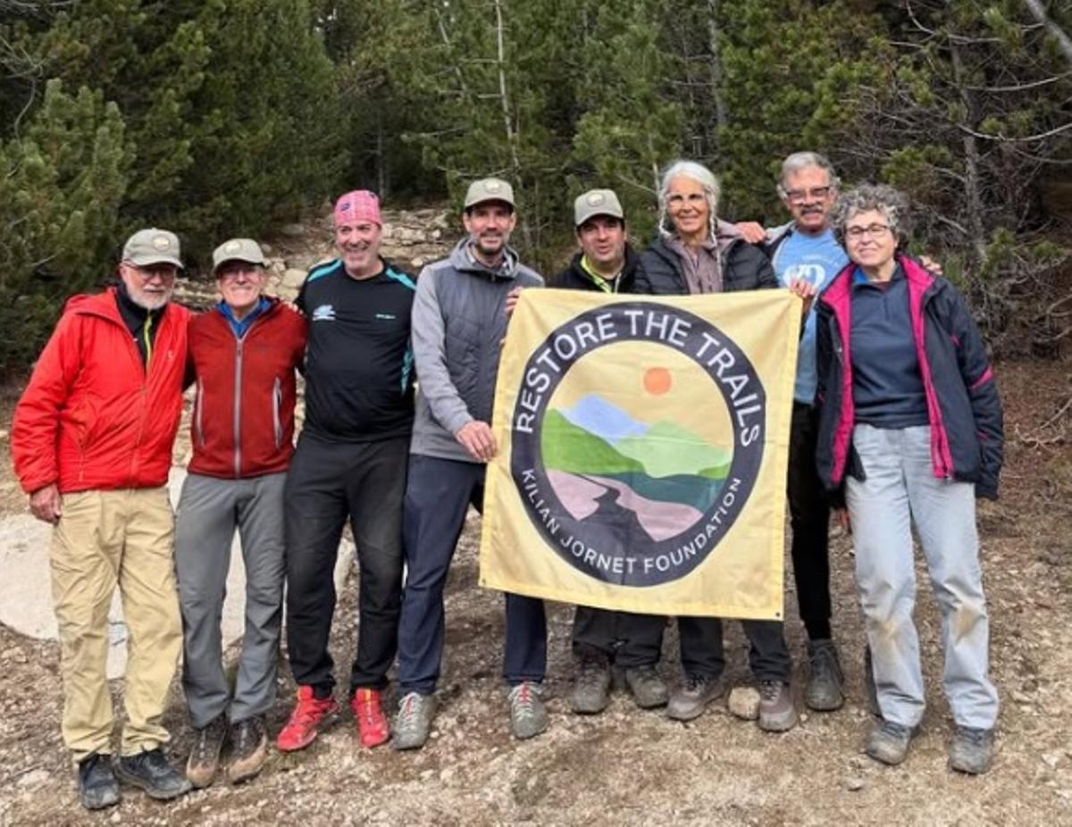 Els voluntaris amb un domàs de la fundació