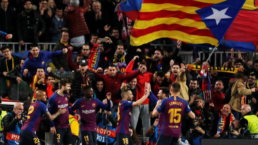 Futbolistas del Barcelona, en un partido del Camp Nou.