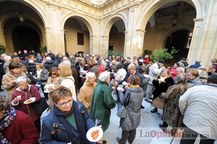 Reparto de boniatos en el Palacio Episcopal por San Fulgencio