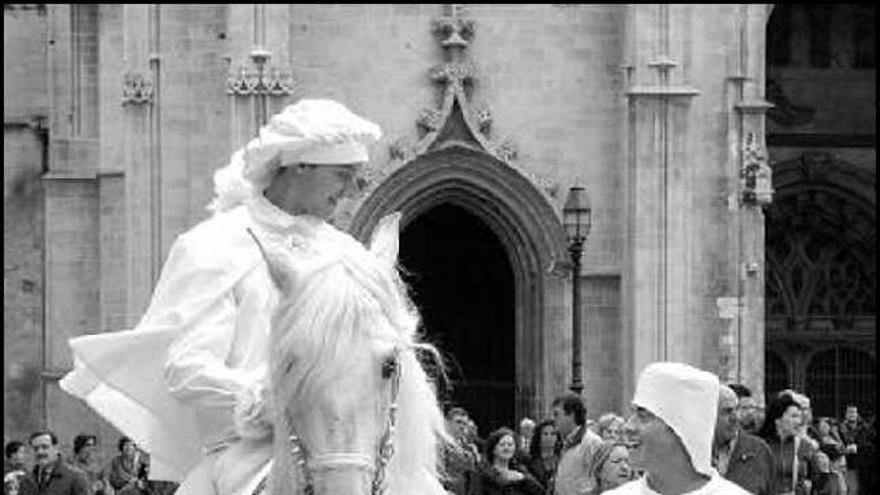 «La Fama», el heraldo de la Balesquida, sale de la plaza de la Catedral.