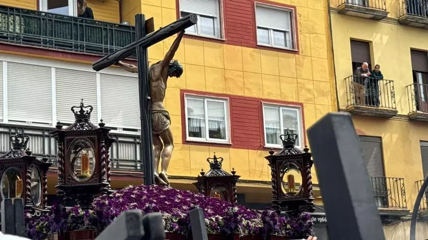 Vídeo | Sale el Santísimo Cristo de la Fundación de la Hermandad de Los Negritos