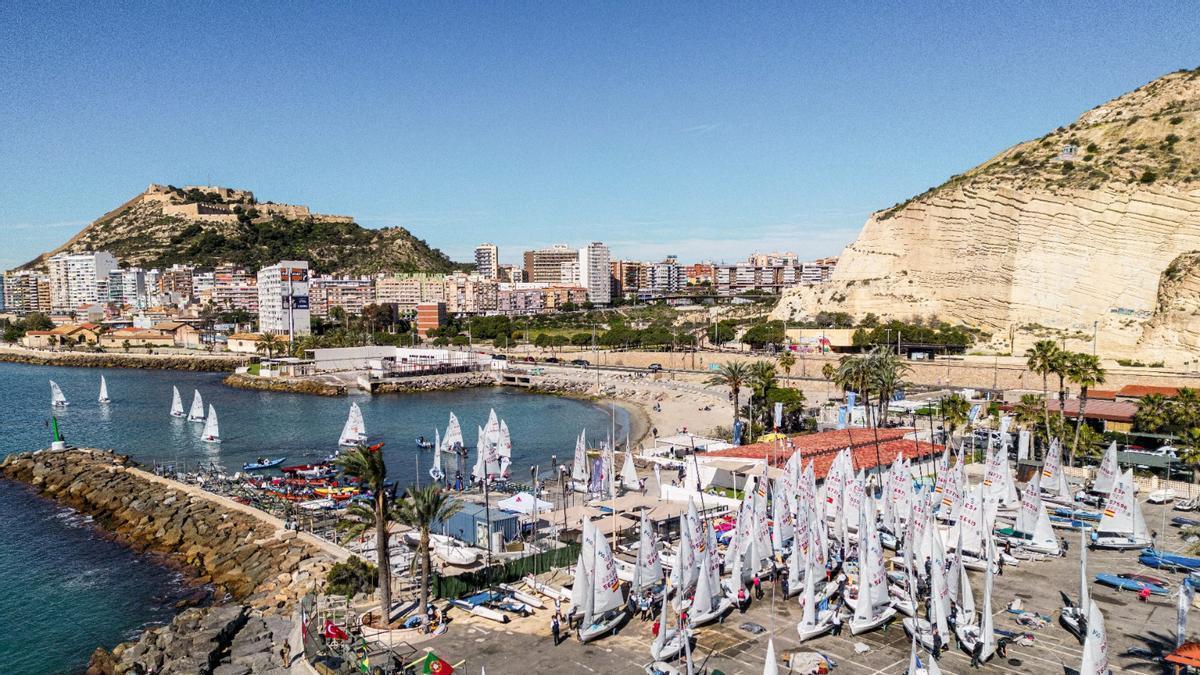 Uno de los grandes atractivos del Campus Náutico del Real Club de Regatas de Alicante es precisamente su ubicación.