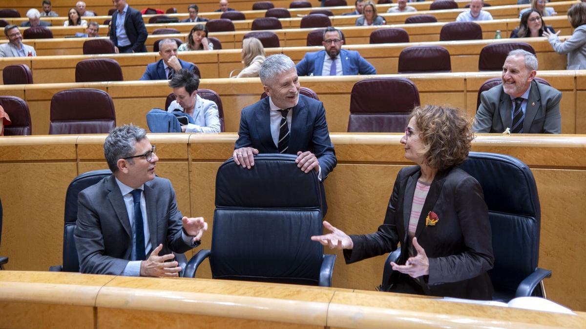 El ministro del Interior, Fernando Grande-Marlaska, el ministro de Presidencia y Justicia, Félix Bolaños y la vicepresidenta primera, María Jesús Montero, este martes durante el pleno del Senado.