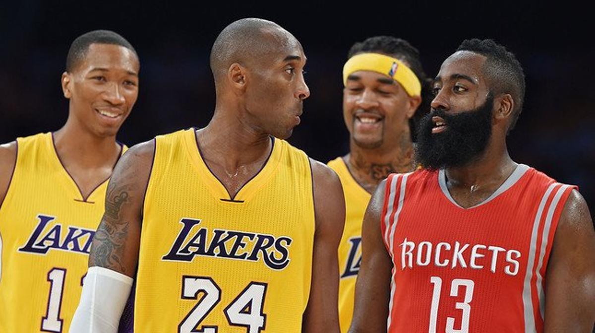 Kobe Bryant bromea James Harden, durante el partido que ha enfrentadio a los Lakers y los Rockets.