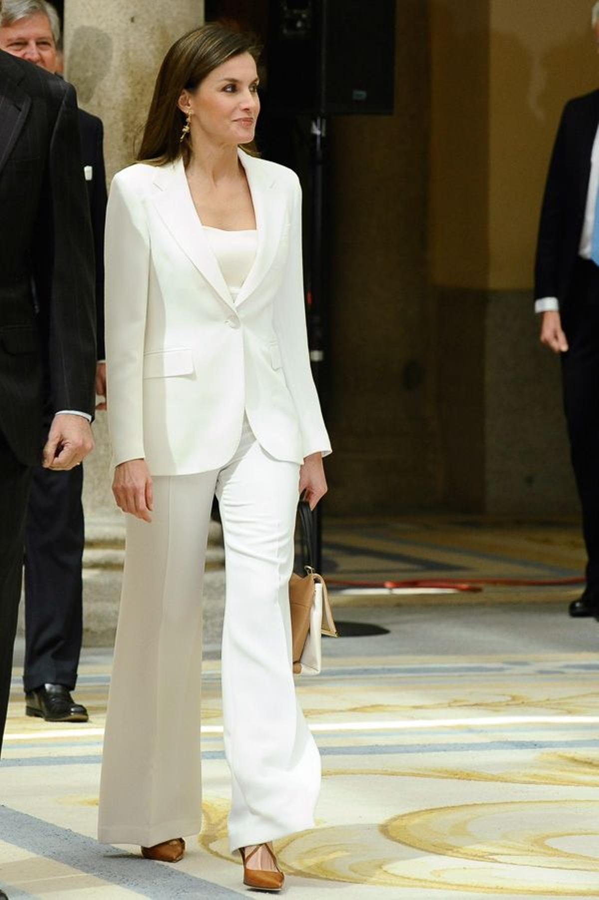 Letizia Ortiz con traje blanco y zapatos marrones