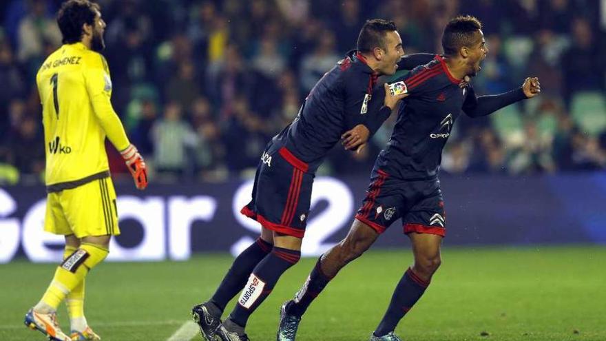 Bondonga festeja, felicitado por Aspas, el gol anotado por el Celta en el Benito Villamarín. // Julio Muñoz (Efe)