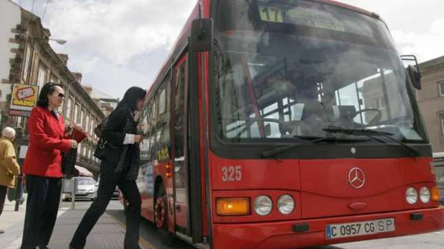 Dos usuarias se suben a un autobús urbano en la avenida de La Marina. / eduardo vicente